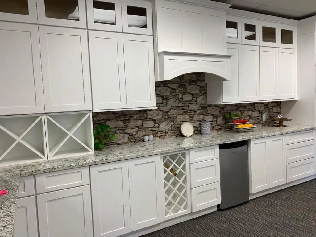 White kitchen with stone backsplash